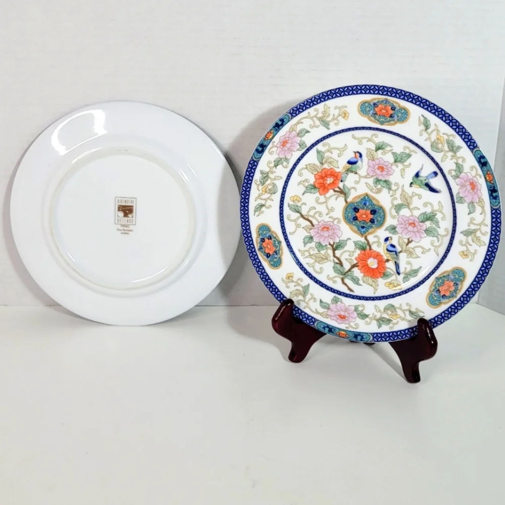 Distinctive Settings Ming Pattern Fine Porcelain Plates Lot of Two 8